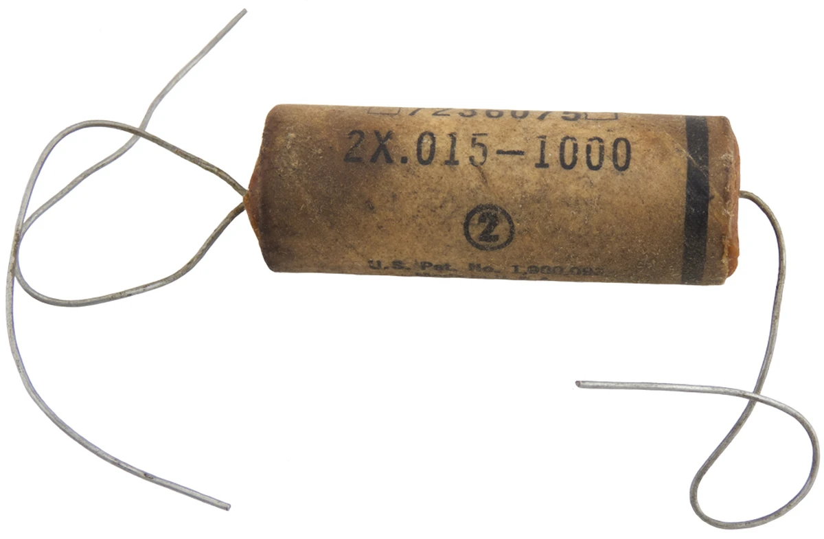 Dual 0.015 µF 1000v Non−Polarized Plastic Capacitor