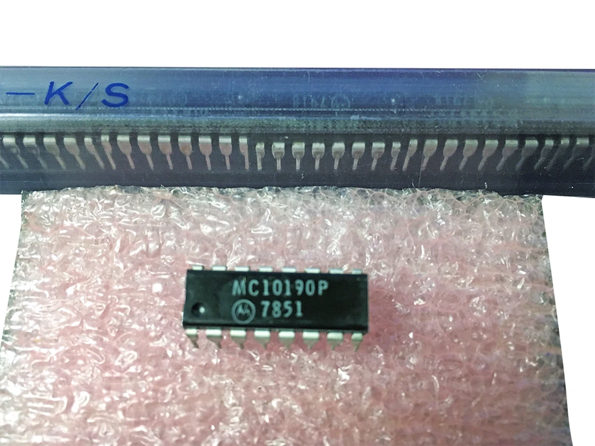 Motorola 16 Pin DIP MST−to−ECL Translator, New in Mfg. Tube, 25 per tube, DC: 78−79,