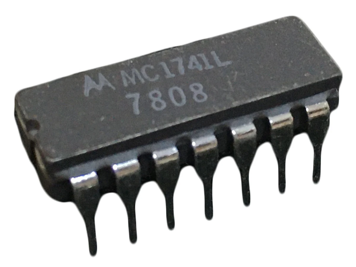 Motorola OP−AMP. 14 Pin DIP, Ceramic Case. DC:78. NOS.