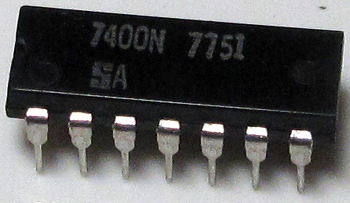 Signetics Quad 2−input, positive AND gate, 14 pin DIP, DC: 7751, Alt. P/N: SN7400N, NSN&col