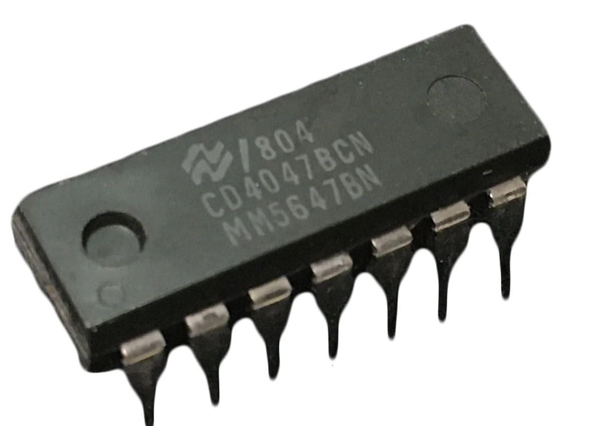 National Semiconductor Monostable Multi−Vibrator PDIP−14. NOS.