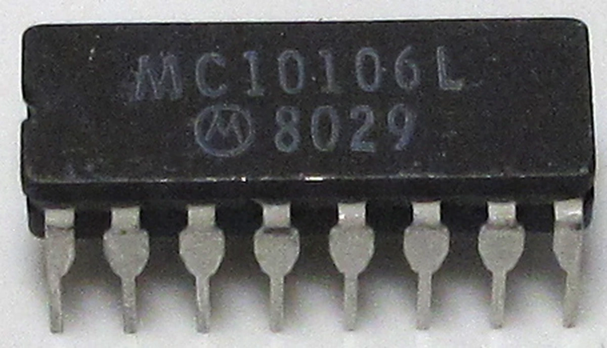 Motorola Triple Input Gate 4−3−3, 16 pin DIP, Ceramic, DC80 −