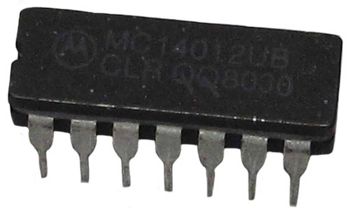 Motorola dual 4−input NAND gate, 14 pin DIP, ceramic, DC:80 −