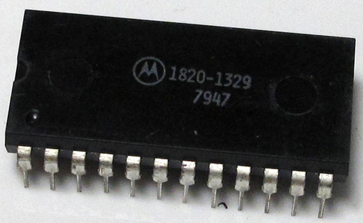 Motorola PLL Parallel Divider, 24 pin, DIP, Marked 1820−1329, same as MC14515BCP, DC:7947,