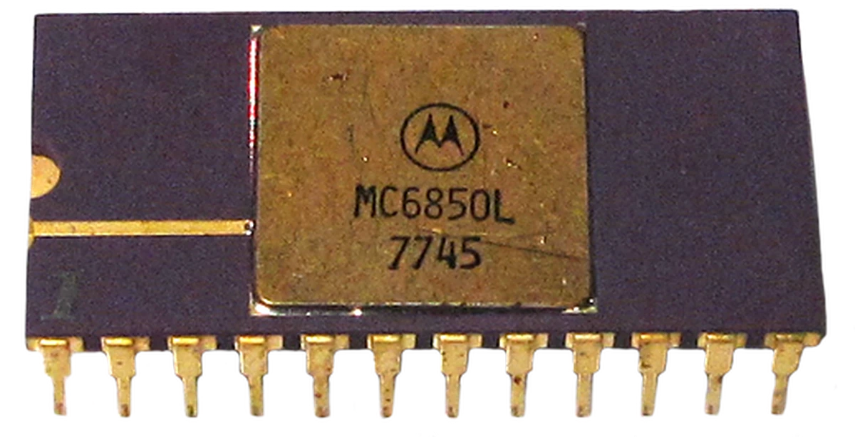 Motorola, 24 Pin DIP asynchronous communications interface adapter. Gold. DC: 7745.