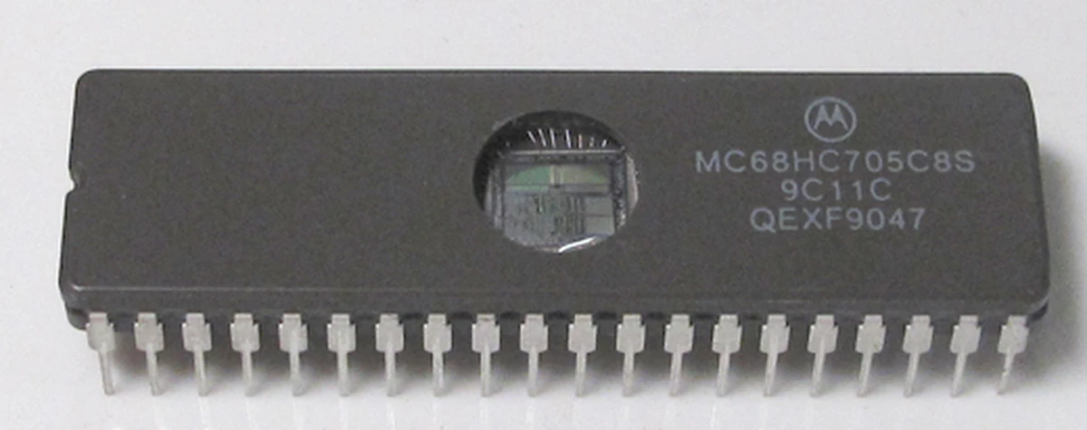 Motorola 8 bit microprocessor, Eprom, 40 Pin DIP, DC: 9047,