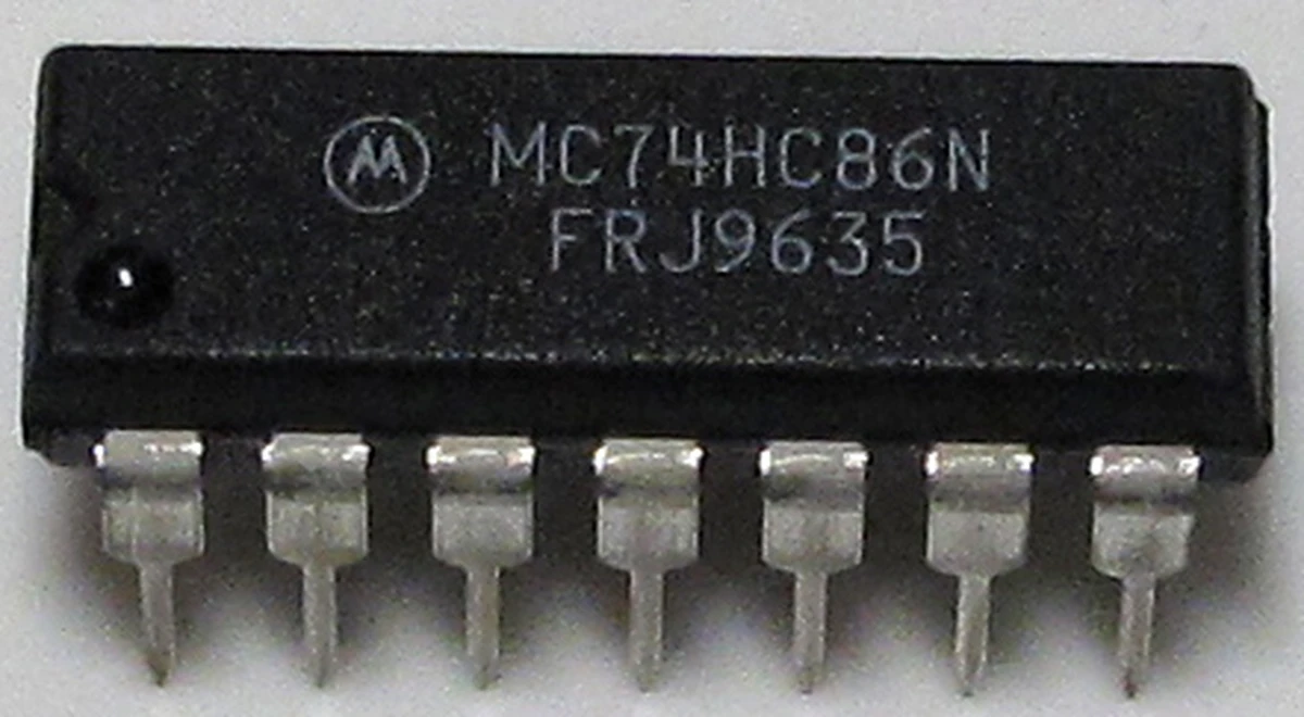 Motorola quad 2−input exclusive or gate. 14 pin DIP, DC96 −