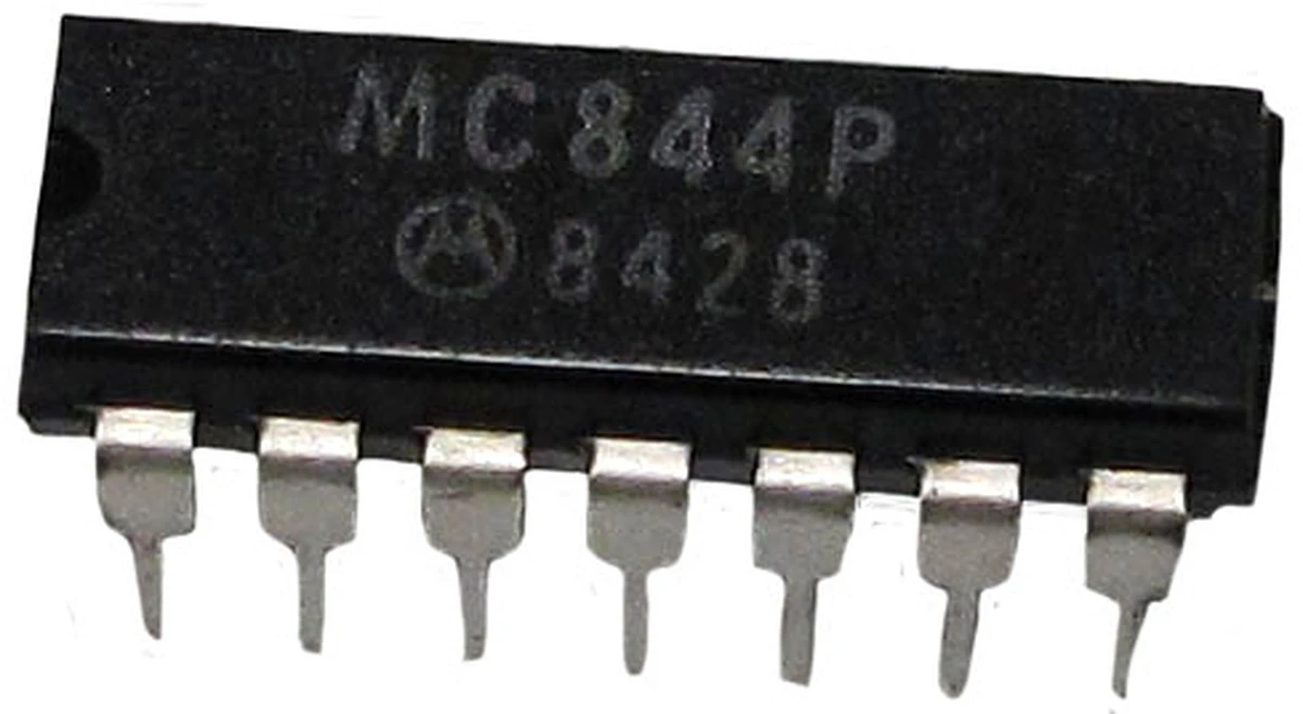 Motorola Dual 4−Input NAND, 16 pin DIP, DC:8428 −